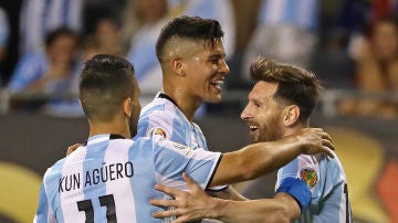 Messi celebra con Marcos Rojo y el Kun Agüero uno de sus tres goles