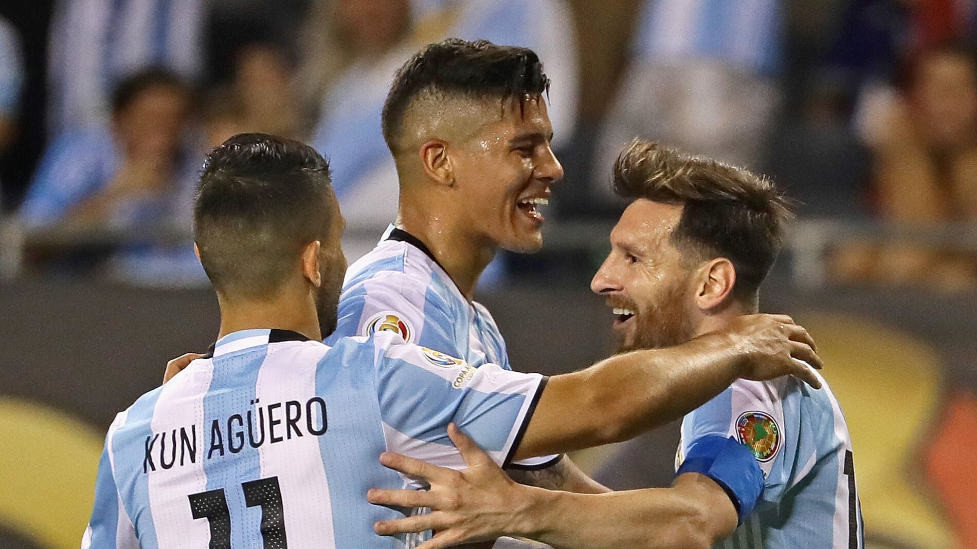 Messi celebra con Marcos Rojo y el Kun Ag&uuml;ero uno de sus tres goles
