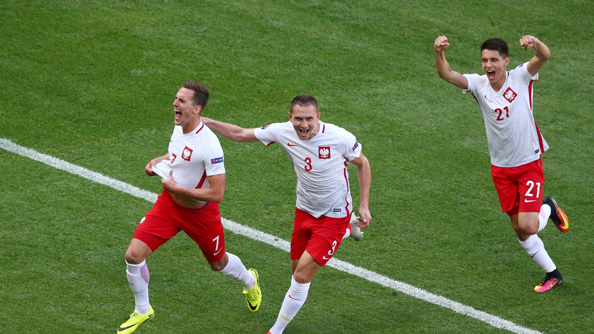 Los jugadores polacos celebran el gol de Milik