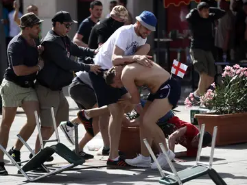 Disturbios entre aficionados ingleses y rusos en Marsella Disturbios entre aficionados ingleses y rusos en Marsella
