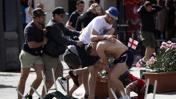 Disturbios entre aficionados ingleses y rusos en Marsella