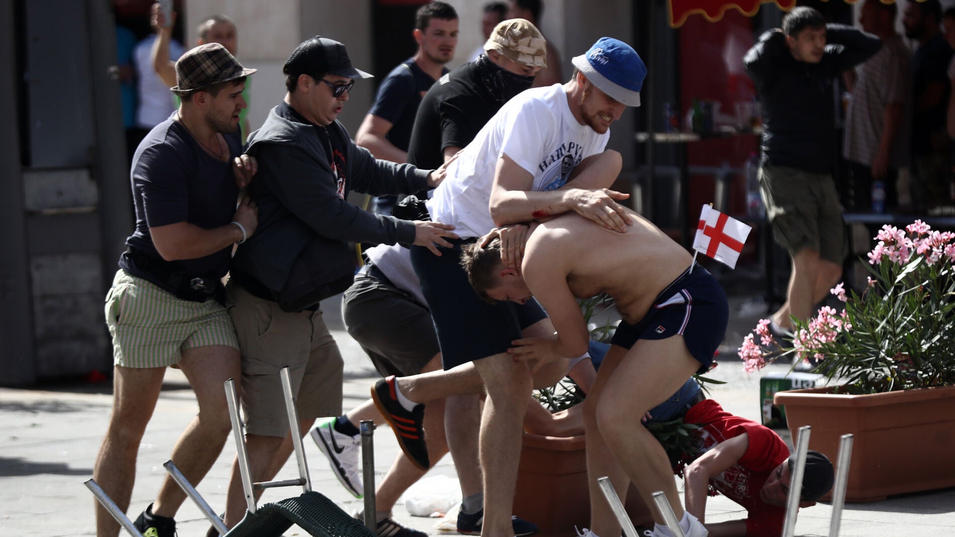 Disturbios entre aficionados ingleses y rusos en Marsella