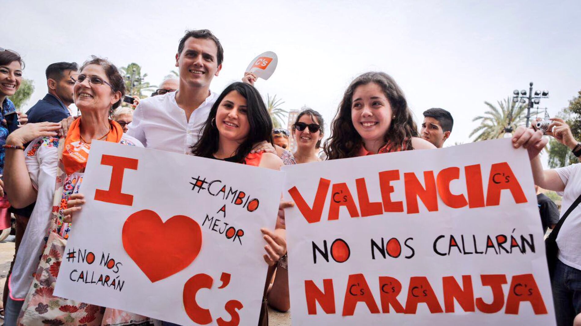 Albert Rivera con dos seimpatizantes en un acto en Valencia.