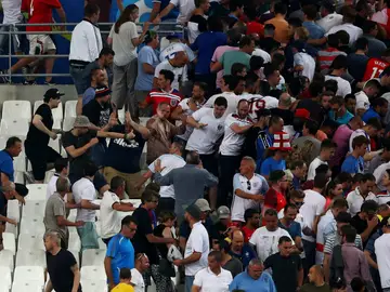 Rusos e ingleses se pegan dentro del Velodrome Rusos e ingleses se pegan dentro del Velodrome