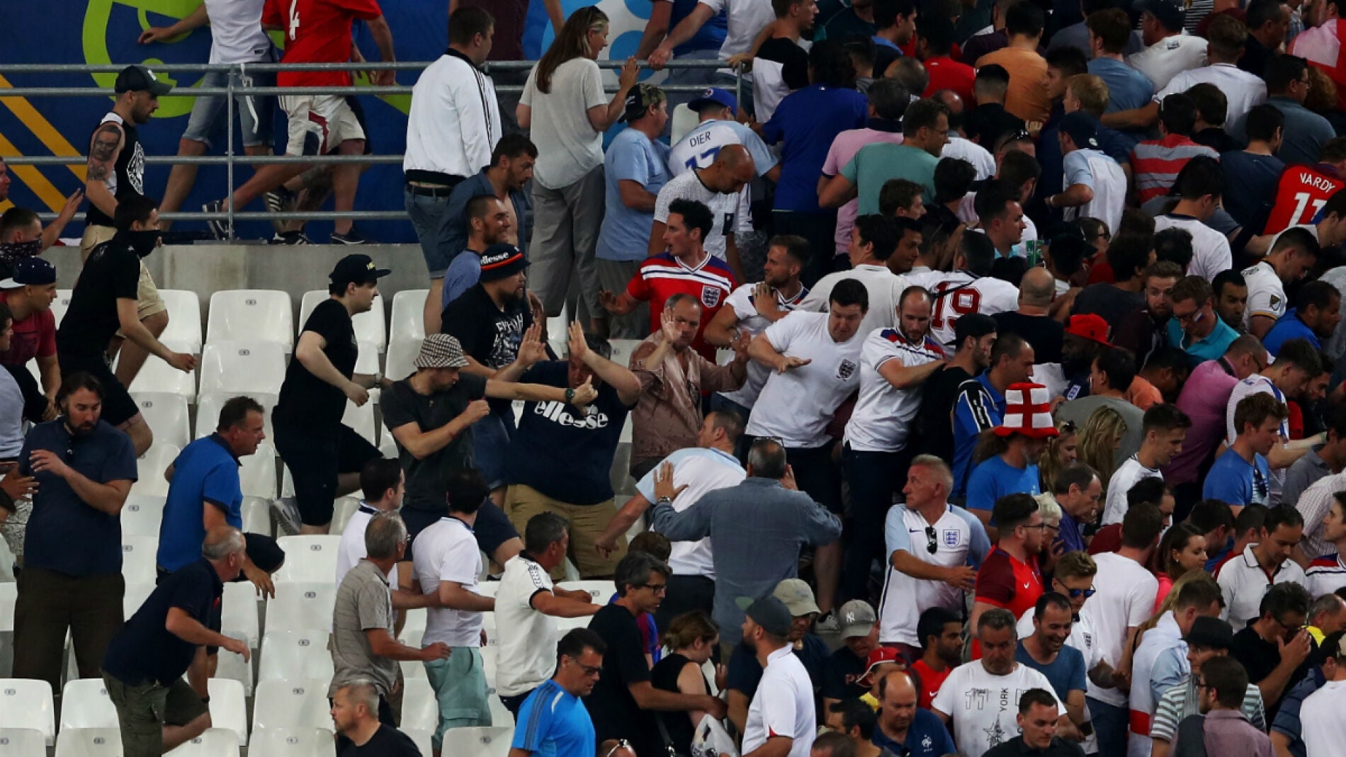 Rusos e ingleses se pegan dentro del Velodrome
