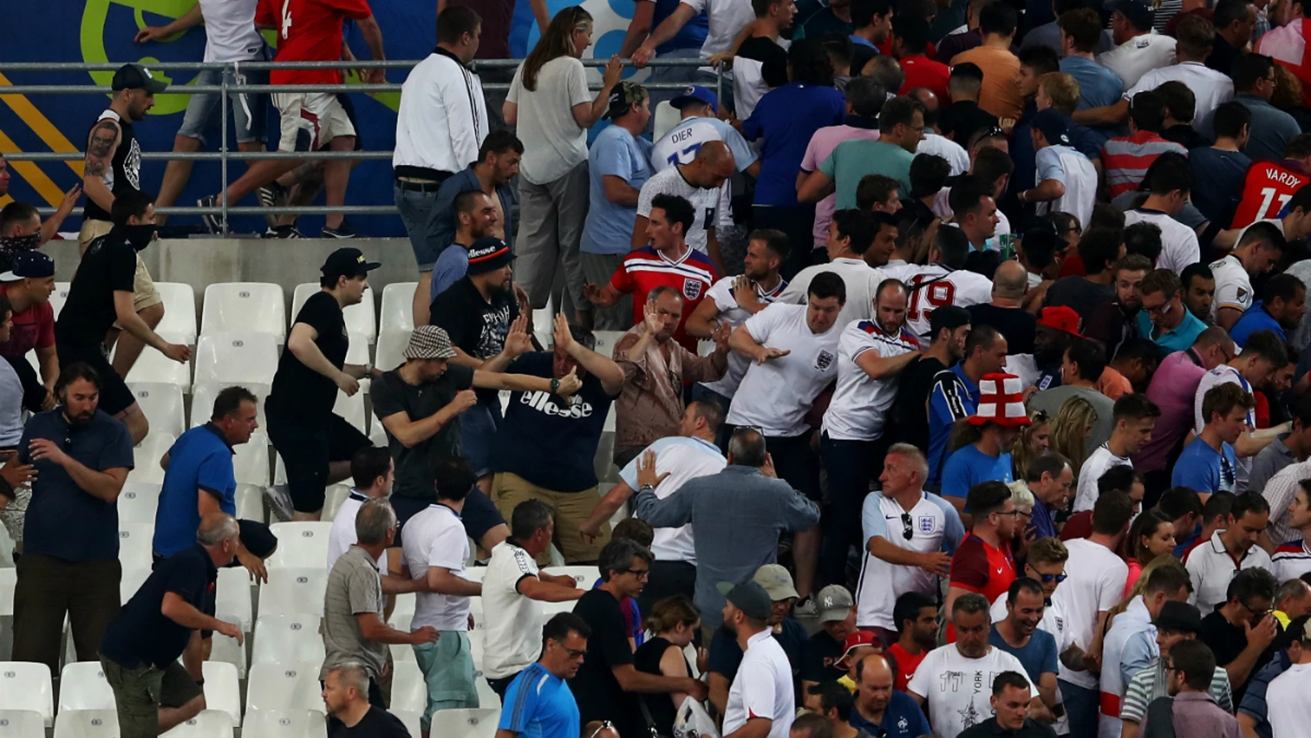 Rusos e ingleses se pegan dentro del Velodrome Rusos e ingleses se pegan dentro del Velodrome