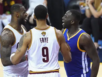 Draymond Green, a la derecha, discute con LeBron James Draymond Green, a la derecha, discute con LeBron James