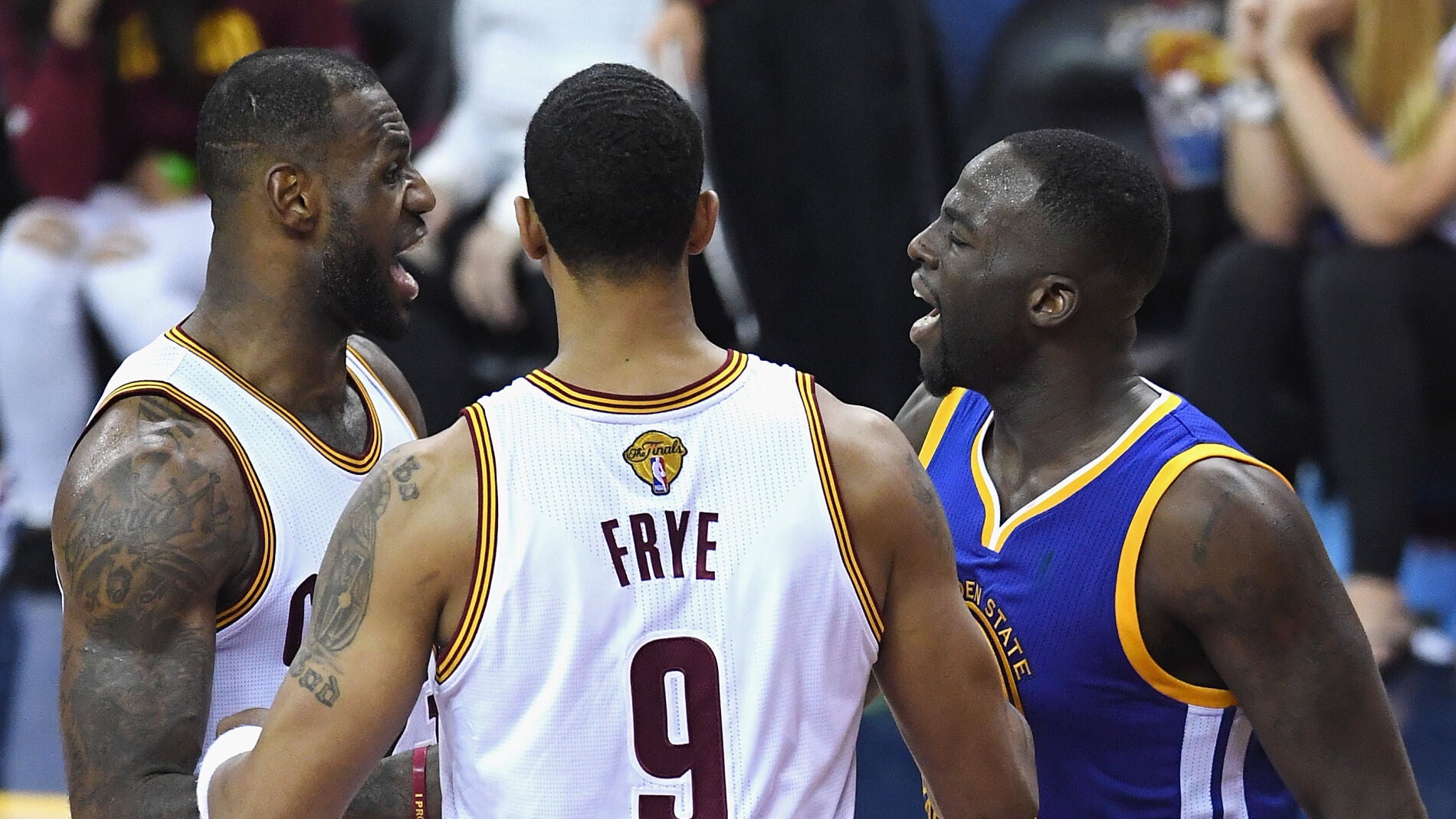 Draymond Green, a la derecha, discute con LeBron James