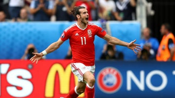 Bale celebra un gol con Gales