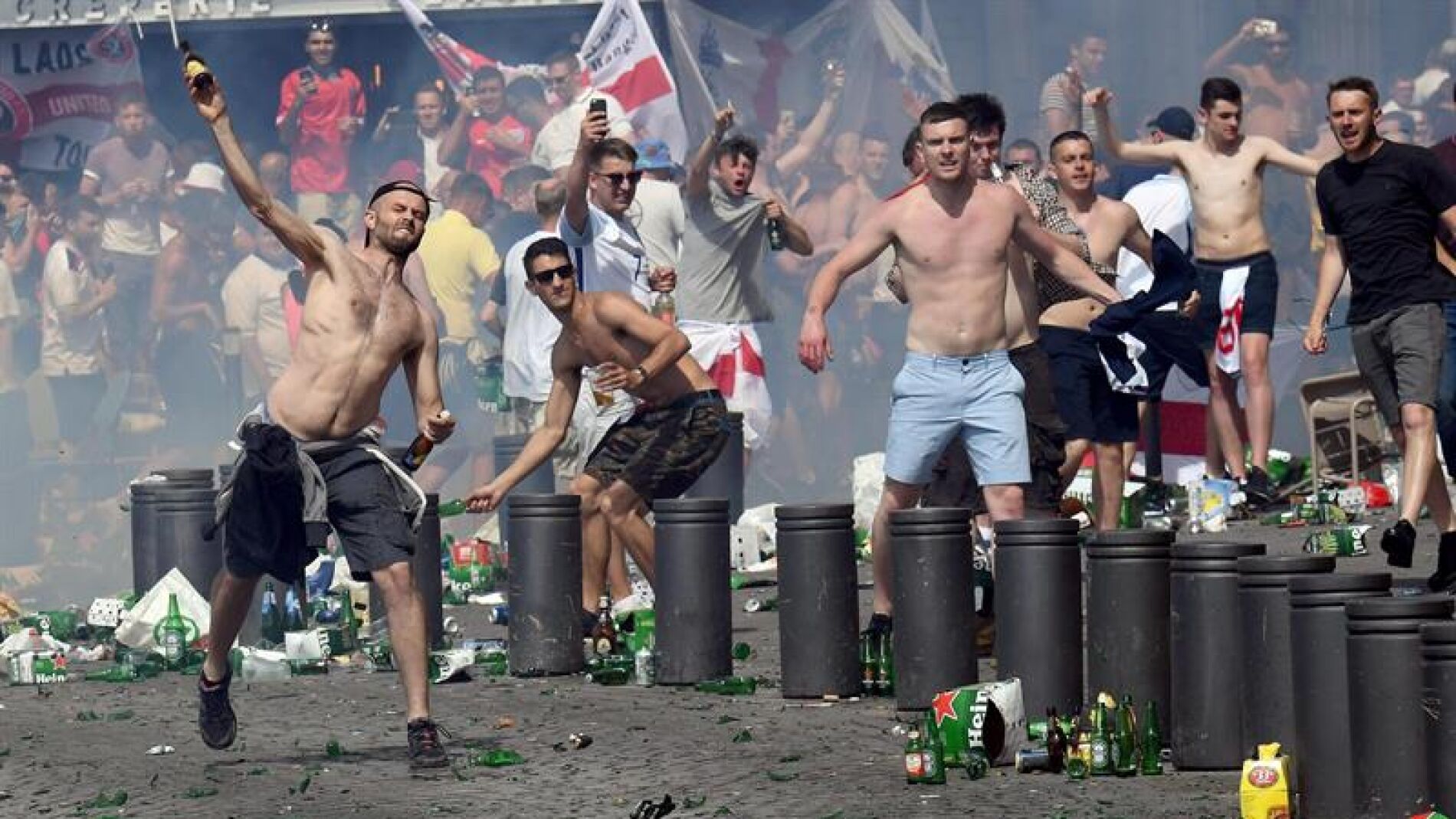 Hinchas ingleses lanzan botellas durante unos altercados en el Puerto Viejo de Marsella