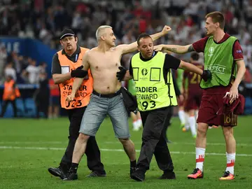 Un aficionado, retirado por efectivos de seguridad tras el Inglaterra - Rusia Un aficionado, retirado por efectivos de seguridad tras el Inglaterra - Rusia