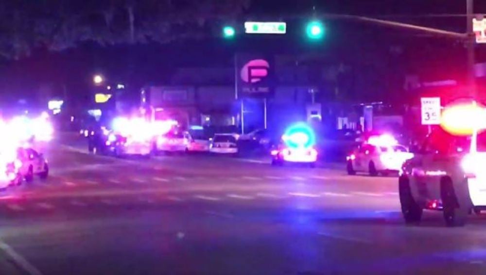 Coches policiales en dirección al Club Pulse de Orlando.