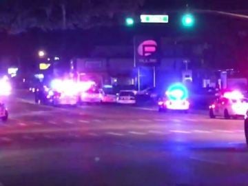 Coches policiales en dirección al Club Pulse de Orlando.