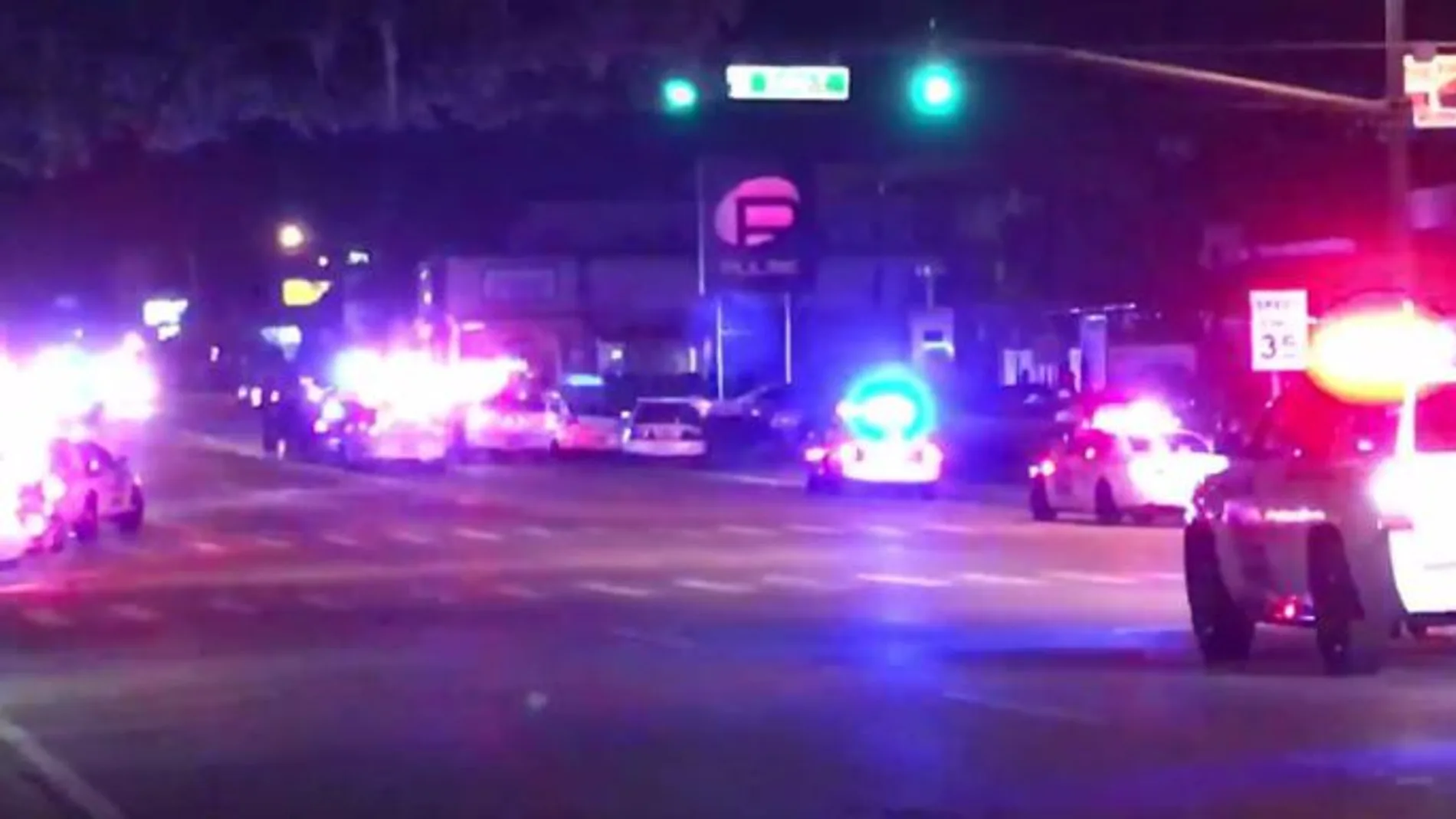 Coches policiales en dirección al Club Pulse de Orlando. Coches policiales en dirección al Club Pulse de Orlando.