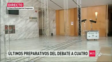 Últimos preparativos de los partidos en el escenario que acogerá el único debate a cuatro