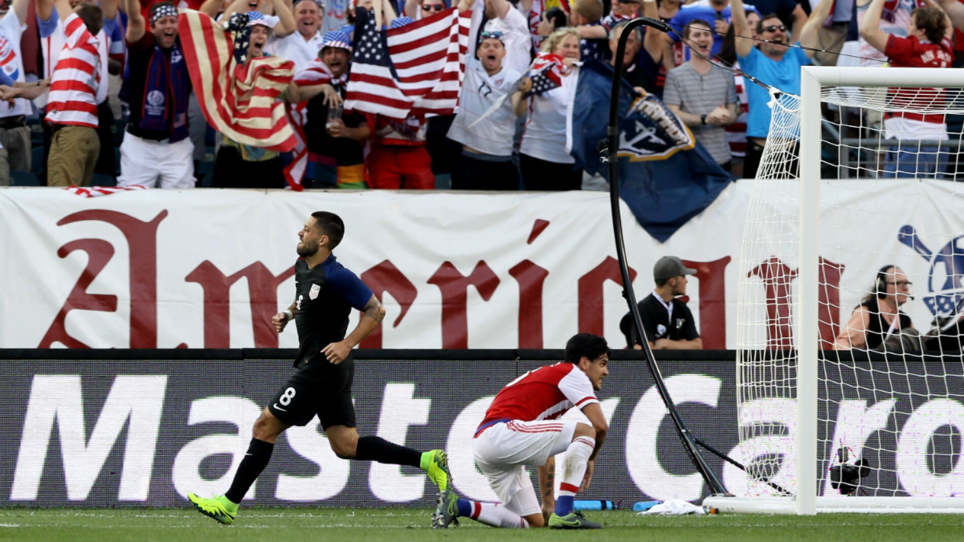 Dempsey celebra un gol ante Paraguay