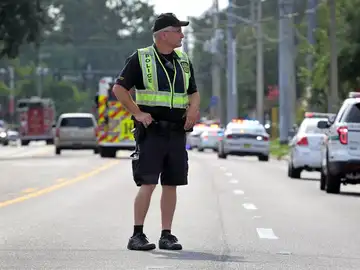 Un agente en el lugar del tiroteo en Florida. Un agente en el lugar del tiroteo en Florida.