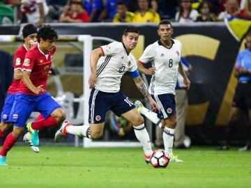 James Rodríguez conduce la pelota ante la presión rival