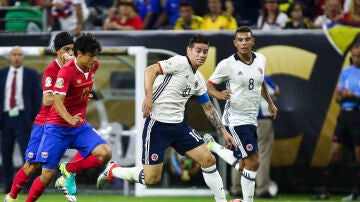 James Rodríguez conduce la pelota ante la presión rival