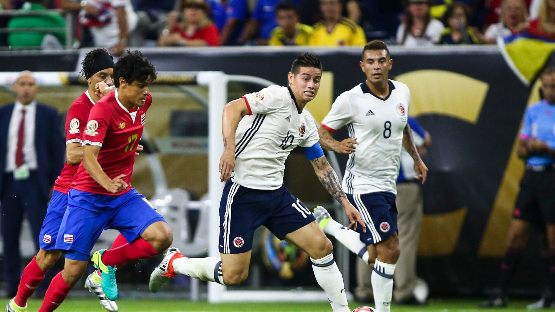 James Rodr&iacute;guez conduce la pelota ante la presi&oacute;n rival