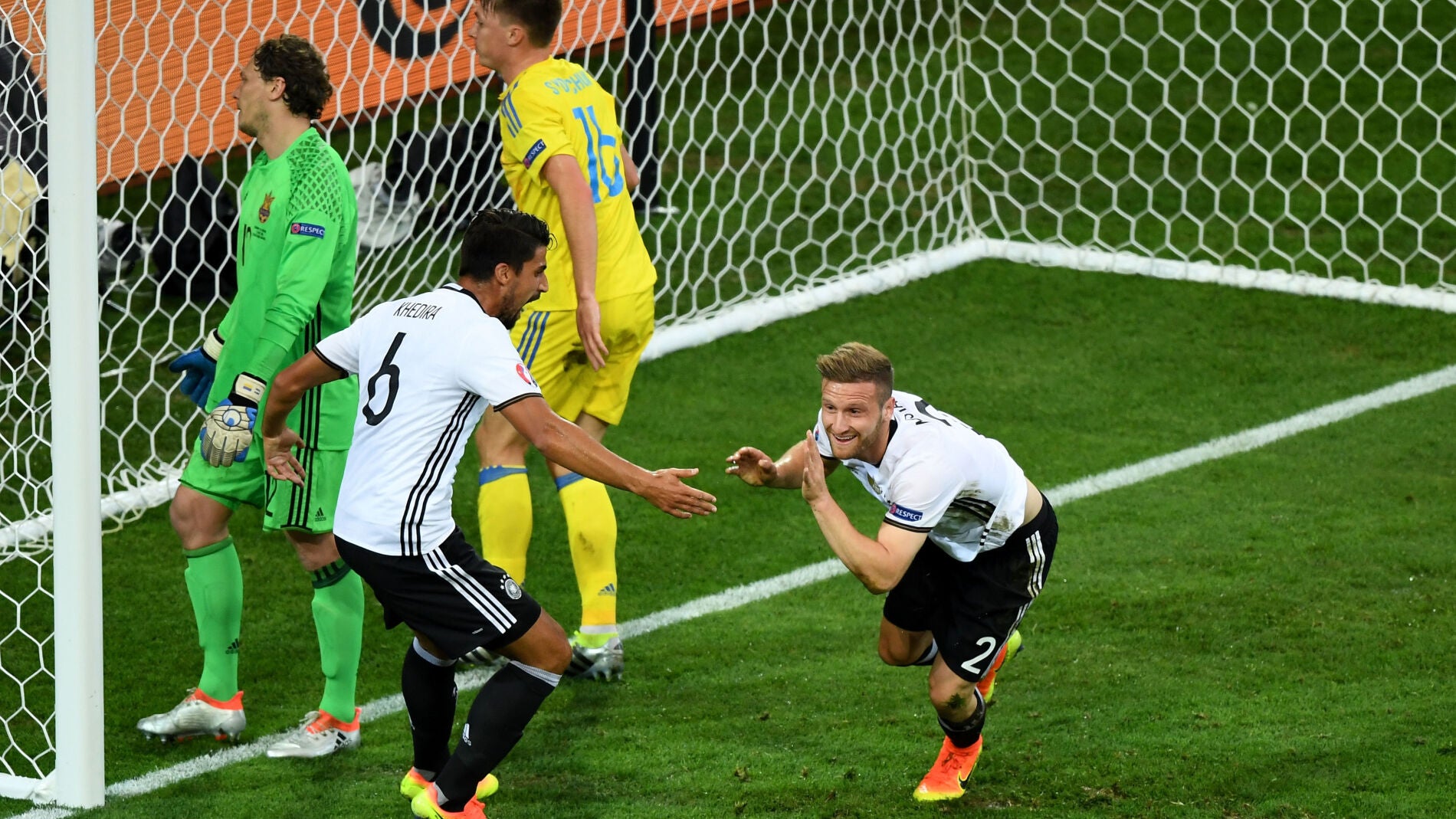 Mustafi celebra su gol ante Ucrania