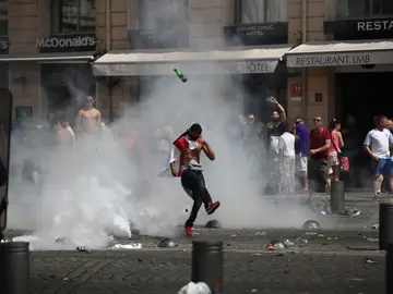 Un aficionado da una patada a una botella durante los altercados en Marsella Un aficionado da una patada a una botella durante los altercados en Marsella