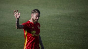 Sergio Ramos saluda
