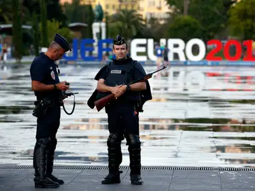 Dos policías vivgilan los alrededores de las instalaciones de la Eurocopa en Niza Dos policías vivgilan los alrededores de las instalaciones de la Eurocopa en Niza