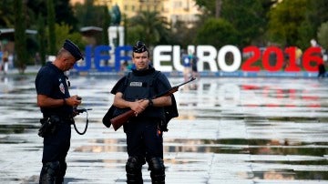 Dos policías vivgilan los alrededores de las instalaciones de la Eurocopa en Niza
