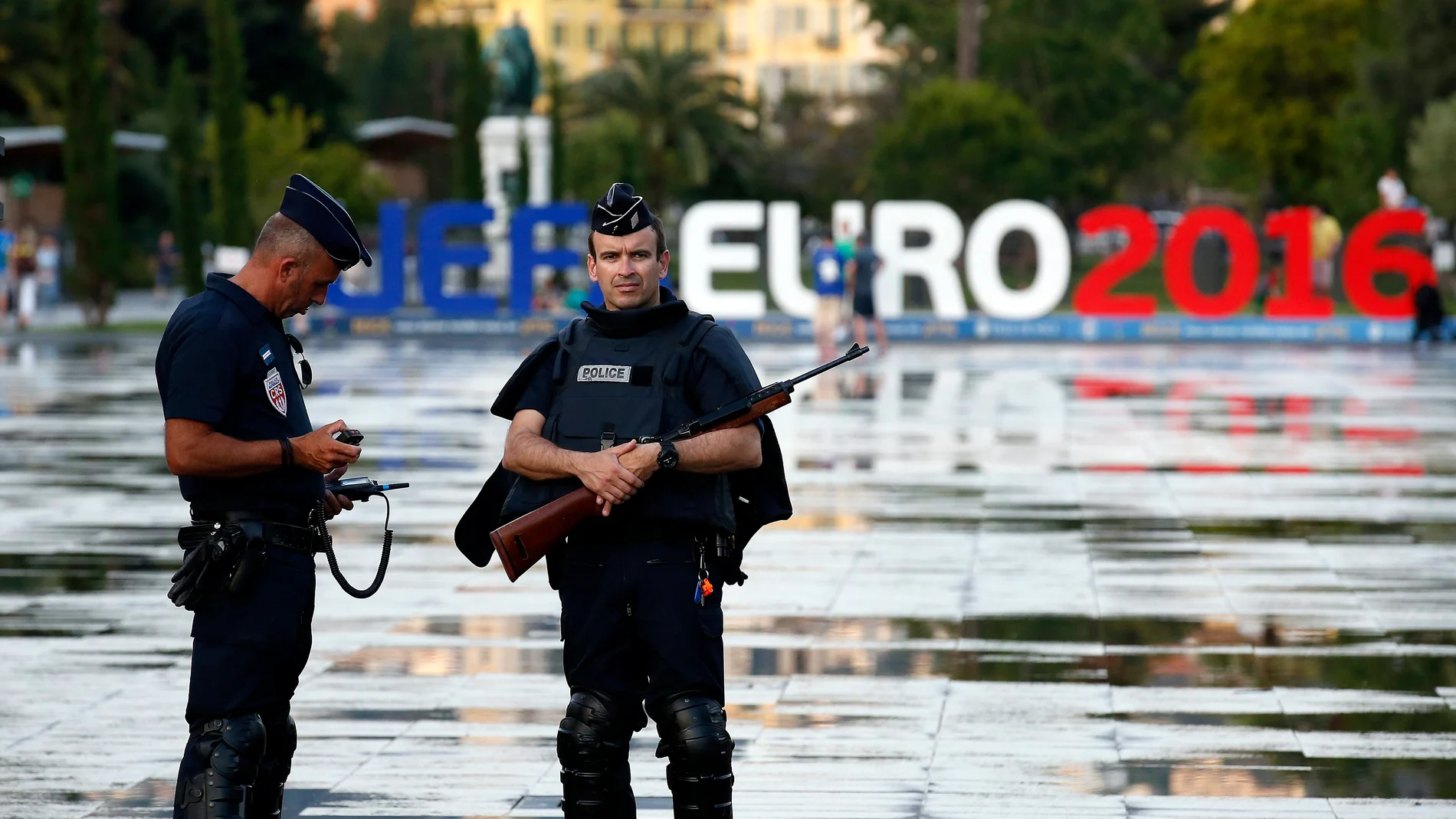 Dos policías vivgilan los alrededores de las instalaciones de la Eurocopa en Niza Dos policías vivgilan los alrededores de las instalaciones de la Eurocopa en Niza
