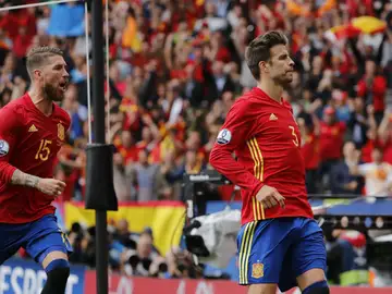 Piqué celebra su gol junto a Sergio Ramos Piqué celebra su gol junto a Sergio Ramos