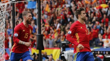 Piqué celebra su gol junto a Sergio Ramos