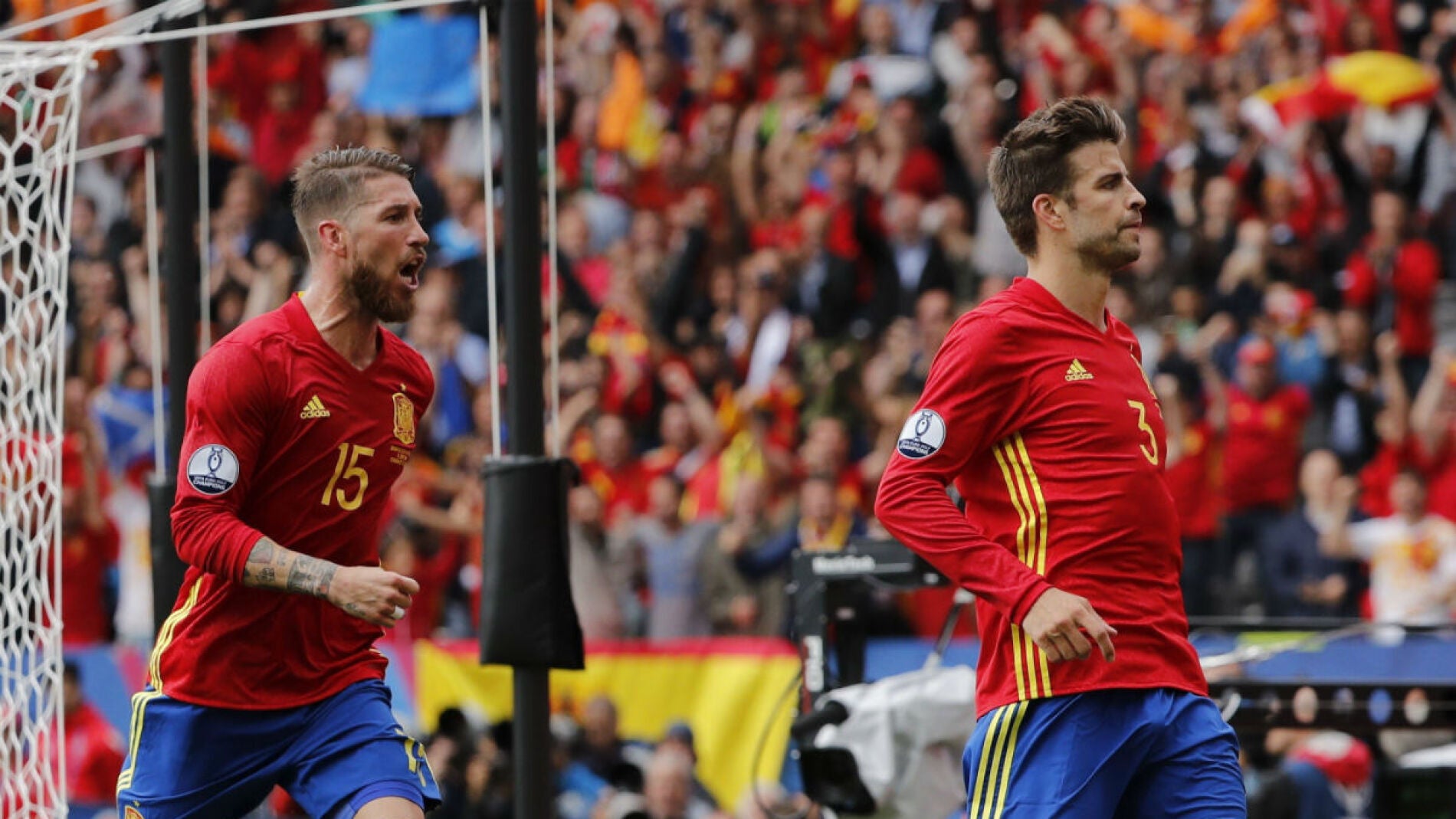 Piqu&eacute; celebra su gol junto a Sergio Ramos