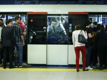 Un vagón del metro de Madrid atestado de gente.