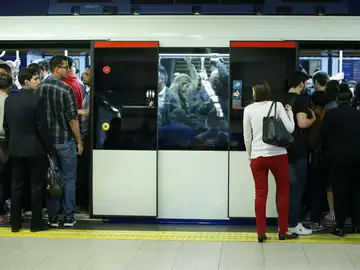 Un vagón del metro de Madrid atestado de gente. Un vagón del metro de Madrid atestado de gente.