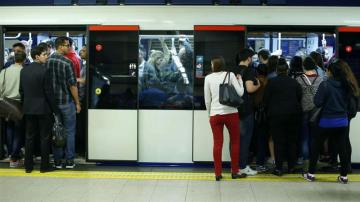 Un vagón del metro de Madrid atestado de gente.