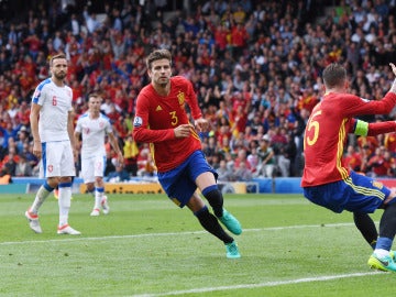 Gerard Piqué celebra su gol contra la República Checa