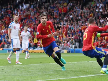 Gerard Piqué celebra su gol contra la República Checa Gerard Piqué celebra su gol contra la República Checa