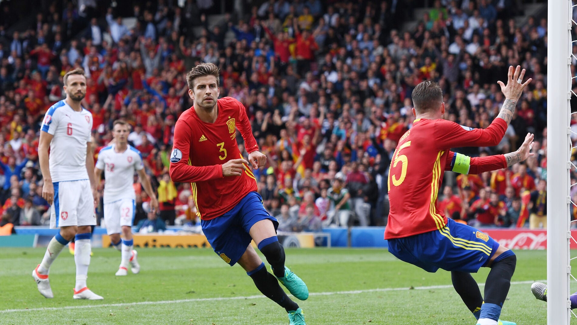 Gerard Piqu&eacute; celebra su gol contra la Rep&uacute;blica Checa