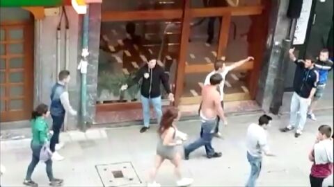 Frame 0.0 de: Multitudinaria pelea entre dos grupos de j&oacute;venes en Getxo