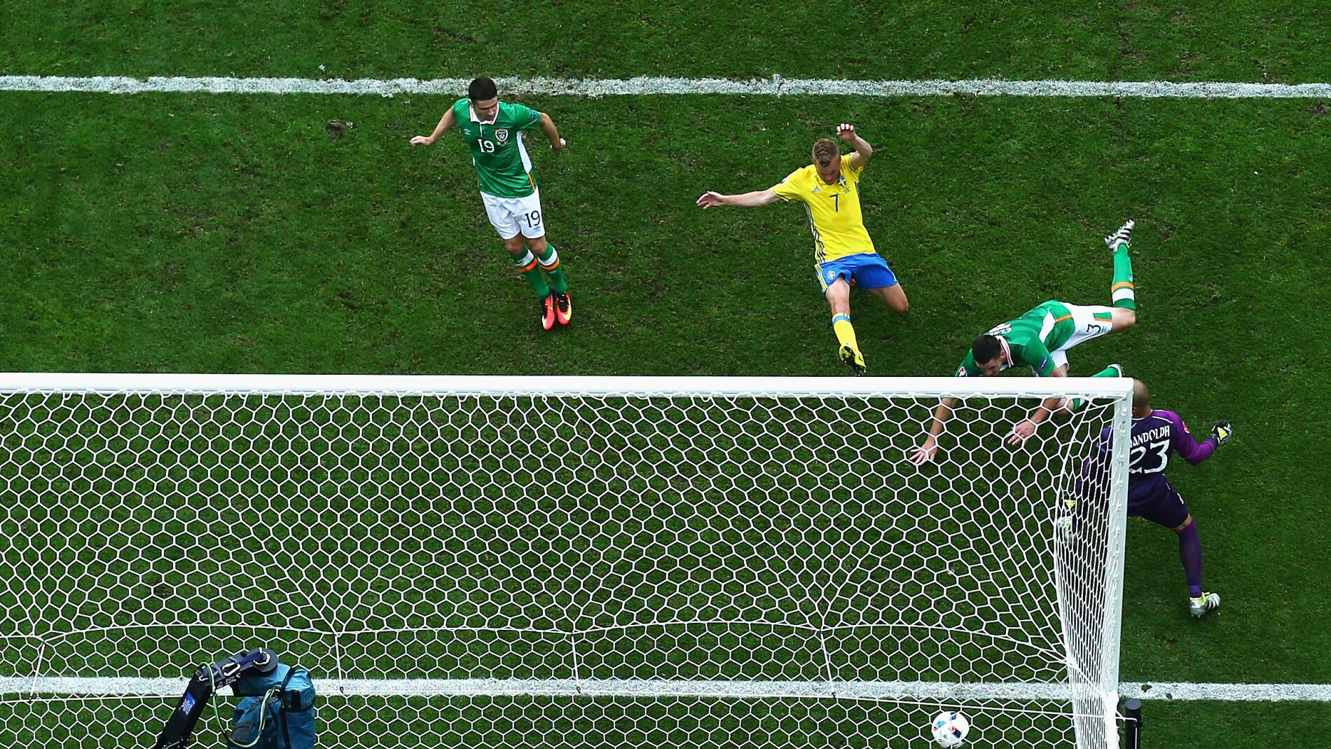 Clark marca en propia puerta el 1-1