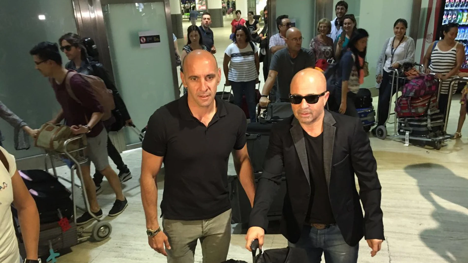 'Monchi' recibe a Sampaoli a su llegada a Sevilla 'Monchi' recibe a Sampaoli a su llegada a Sevilla