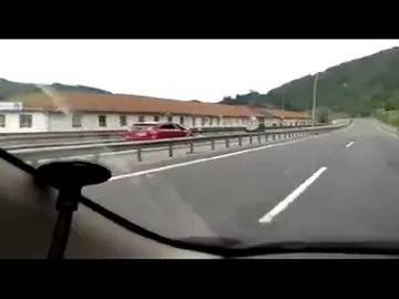 Frame 12.2971 de: Una mujer conduce durante varios kilómetros en sentido contrario Frame 12.2971 de: Una mujer conduce durante varios kilómetros en sentido contrario