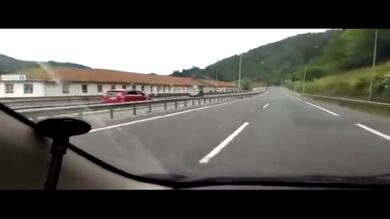 Una mujer conduce durante varios kilómetros en sentido contrario