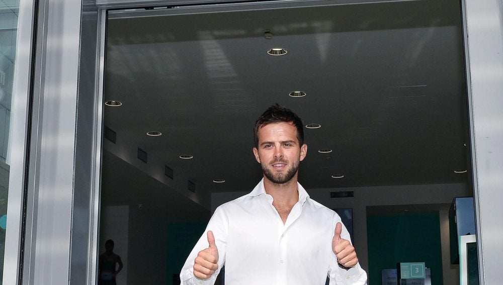 Pjanic pasando el control médico con la Juventus