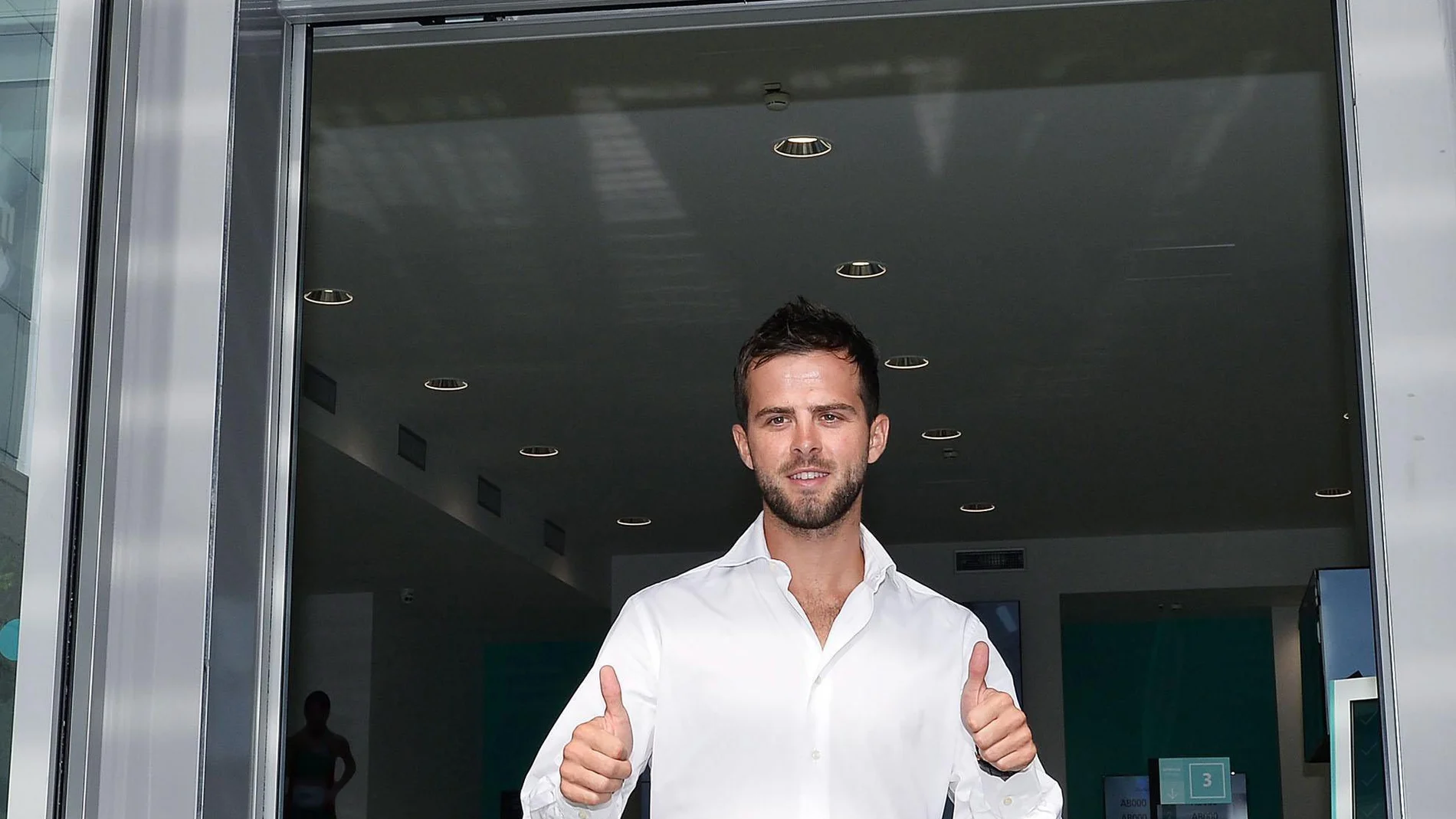 Pjanic pasando el control médico con la Juventus Pjanic pasando el control médico con la Juventus