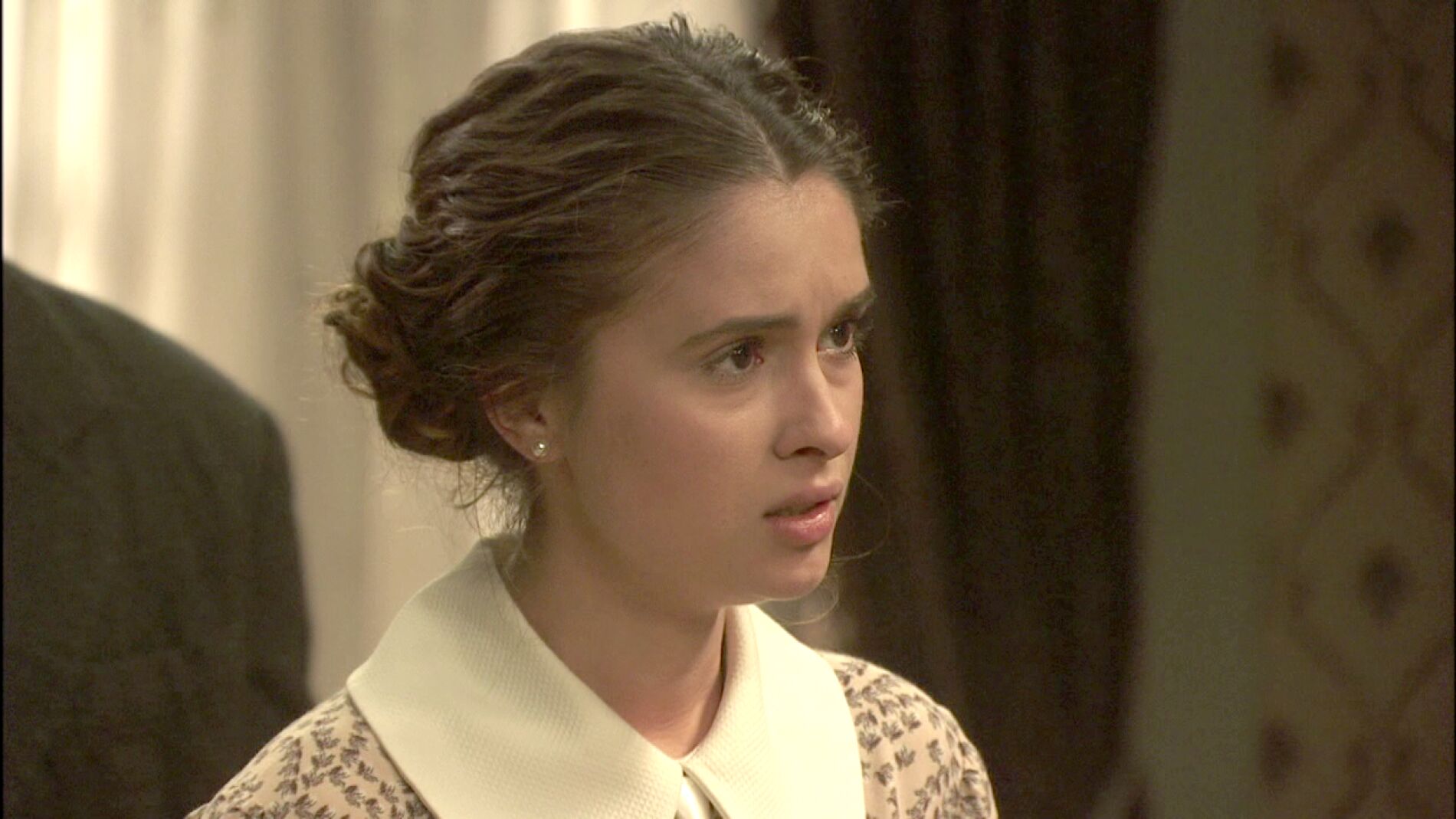 Beatriz descubre que buscan a Hernando por asesinato