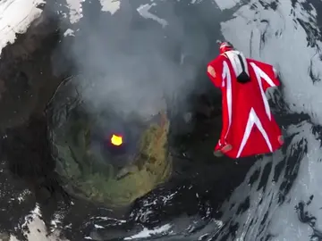 Frame 35.74582 de: Impresionante vuelo de una “mujer-pájaro” sobre un volcán chileno Frame 35.74582 de: Impresionante vuelo de una “mujer-pájaro” sobre un volcán chileno