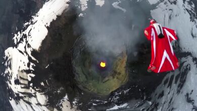 Impresionante vuelo de una “mujer-pájaro” sobre un volcán chileno