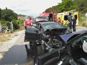 Agentes de la Policía Foral y miembros del cuerpo de Bomberos de Navarra trabajan en un accidente en la N121 este domingo.